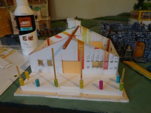 Calendrier, brochettes et perles de bois.