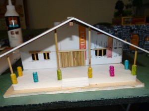 Toiture support en carton, ajout des portes et fenêtres.