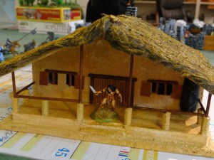 Presque final, avec statue  autochtone moulée à partir d'un pendentif, volets et maître des lieux. Depuis j'ai ajouté une tête de lion au dessus de la porte !