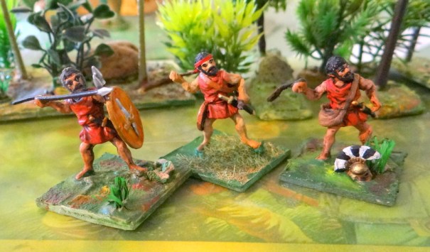 Trois variantes d'une même figurine Essex de base. Un javelinier (l(original), un archer crétois et un frondeur baléare