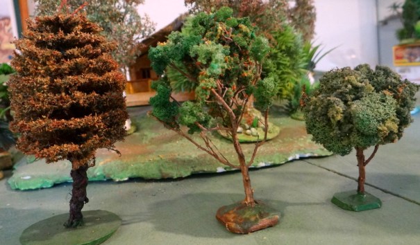 De gauche à droite : fait avec un "lave bouteille" usagé et des brins brins du commerce, fait avec une branche de thym du jardin et un flocage "maison", fait avec une branchette et du lichen du commerce. 