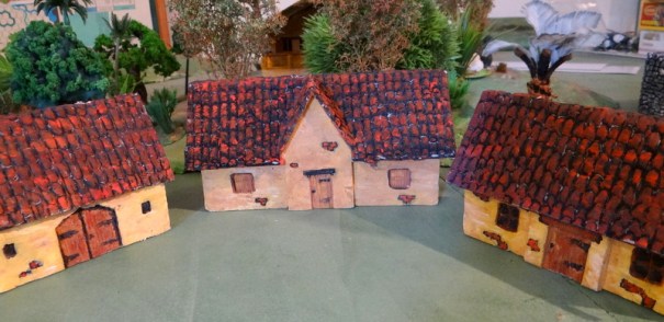 Une version carton plume de maisons de type romaine.