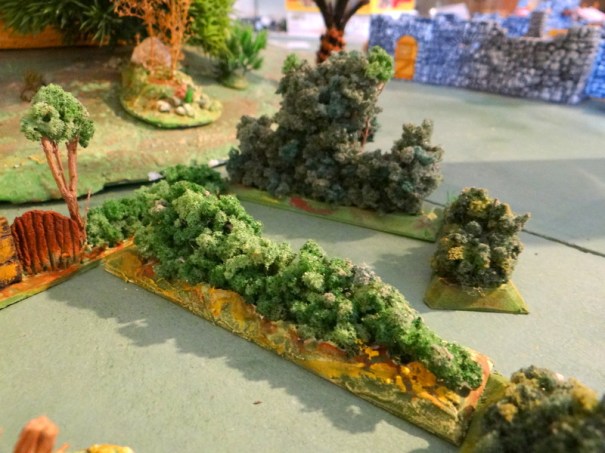 Toujours le fameux flocage "maison" maintenu par des bouts de fil de fer piqués dans le socle.