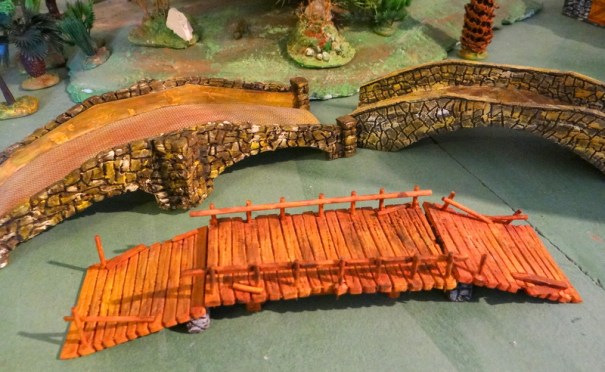 N'oublions pas les ponts. Carton plume et brochettes