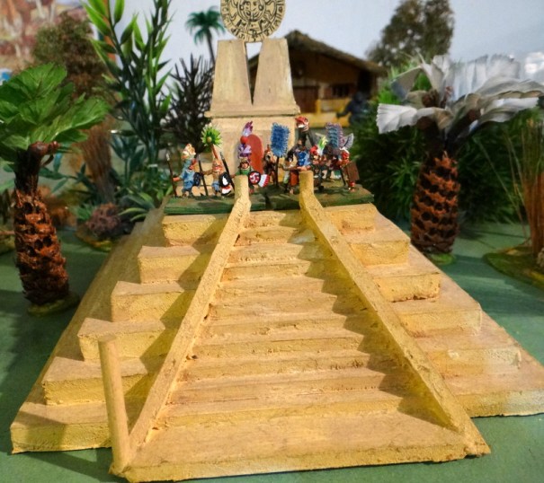 Une pyramide aztèque 15 mm constituée d'une superposition de couches de carton plume. Récup = 0 €