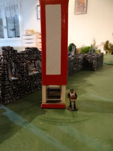 Les yeux de la figurine doivent être à hauteur du centre du miroir du bas.