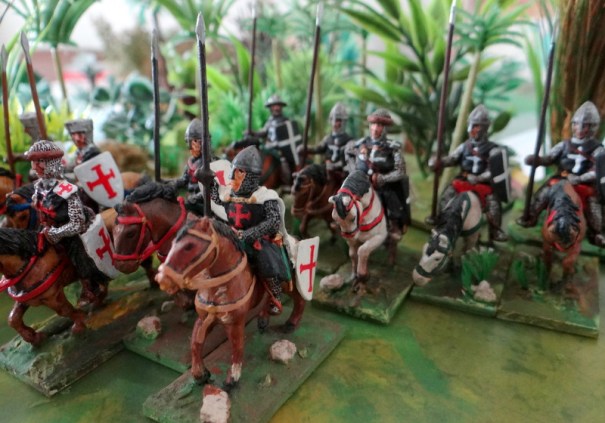 Les sergents associés aux grands ordres. Templiers devant, Hospitaliers derrière. Figurines Touller et Essex