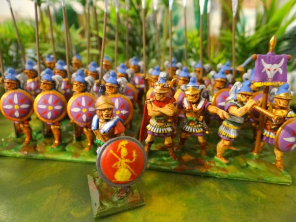 Les voilà, un officiers de mercenaires grecs les devance.