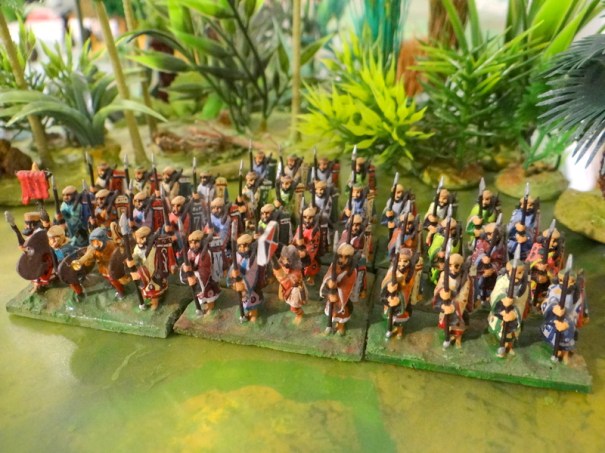 Les 10 000 immortels (lance, arc sur l'épaule) ici en tenue de palais, en campagne il est probable que leur tenue se rapprochait plutôt des Iraniens de la photo suivante) Figurines 15 mm Minifigs.