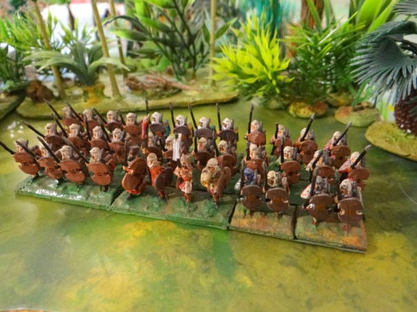 Lanciers/arc iraniens vêtus à la mode Mède très colorée. Bouclier très caractéristique.