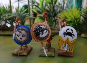 Hoplite plastiques, boucliers "bidouille maison" mon achat chez LBM ne convenant pas à la courbure des hoplons.