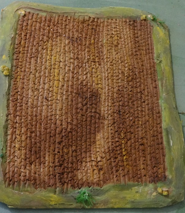 Le champ labouré réalisé à partir de carton plume gravé.