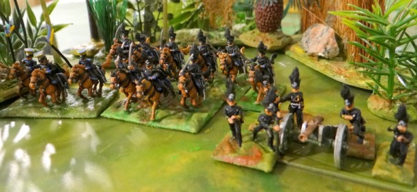 3 escadrons de hussards et un de uhlans. Une batterie à cheval au premier plan. Figurines Minifigs.