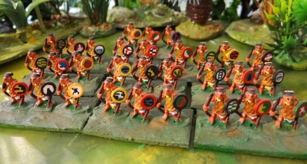 un troisième plus spécialement équipé d'arcs. On retrouve bien la figurine Naismith avec "la tête rentrée dans les épaules" !