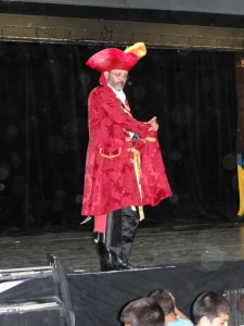 Le maître de cérémonie.