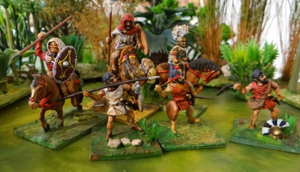 Derrière à droite un plumet rehaussé au milliput et deux capes à gauche (une unité dromadarii romaine et une cavalerie légère d'orient. Devant la réutilisation d'un javelinier en archer rhodien puis en frondeur .