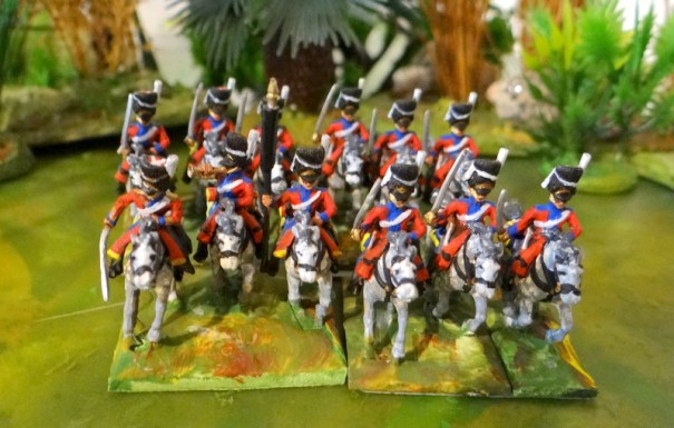 Des dragons "spéciaux" montés sur des chevaux blancs, les Scots Greys et leurs bonnets à poils (2éme dragons en fait)