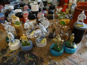 Une quinzaine de figurines à terminer. Je vais essayer de sortir les premières "Dark Fable" égyptiennes. Ce sont des 30 mm mais je note le petit mot perso de MT Burns joint à son envoi.