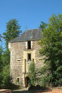La tour d'entrée qui surplombe la vallée de la Loue.