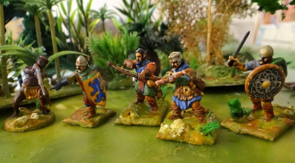 Figs plastiques : 3 médiévaux, 1 viking et 1 zoulou pommé !