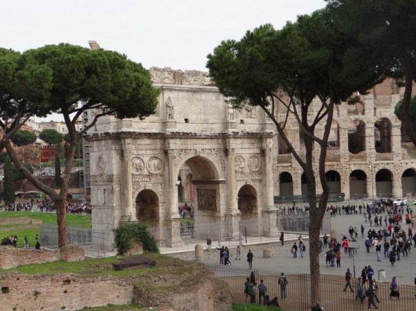 L'arc de Constantin (315 aprés JC) et derrière un Colosseo consolidé toujours en chantier.