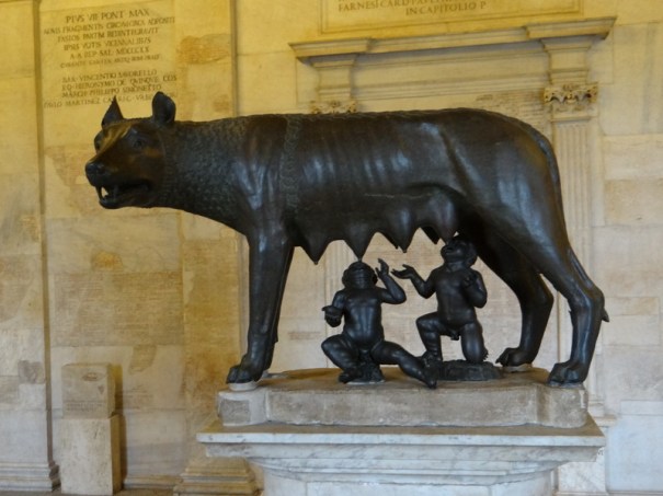 L'authentique louve bronze de deux age, une louve étrusque et les jumeaux rajoutés par Rome.