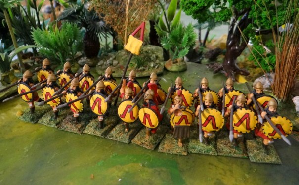 Figurines Minifigs. L'hoplite de 400 av JC est allégé, il est équipé d'une tunique de cuir. Il a toujours la coiffure spartiate avec cheveux longs et tresses.
