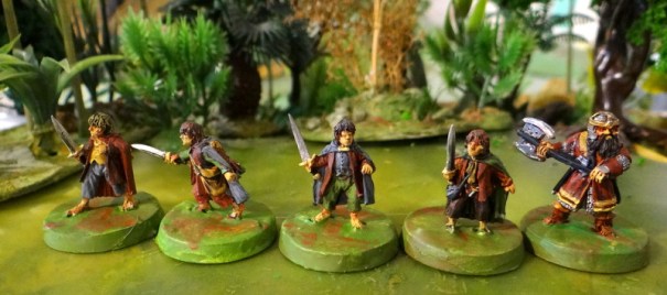 Le reste de la bande : les 4 Hobbits ( Pippin, Merry, Frodon et Sam) et le nain Gimli 