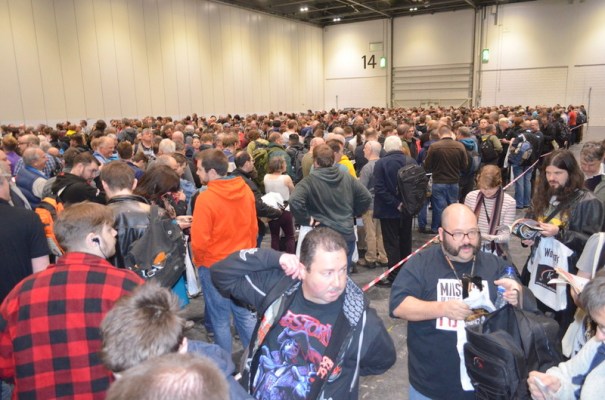 Une habituelle queue monstrueuse à l'entrée. (5 000 personnes il y a 2 ans).