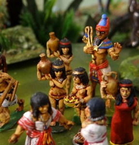 Un flash pour montrer la différence de taille avec les figs "dark fable" (le pharaon) qui sont des 30 mm.