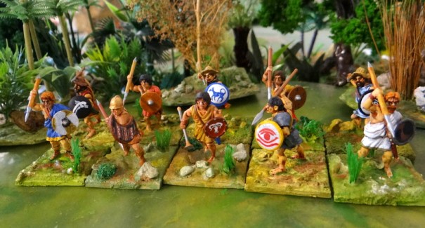 Voilà enfin 10 javeliniers hellènes sortis de la boite Victrix. Le javelinier se distingue du peltaste par son mode ce combat qui est plus dispersé même si de nombreux points communs subsistent (l'équipement par exemple). La forme et les motifs des boucliers sont souvent dus à l'origine ethnique.