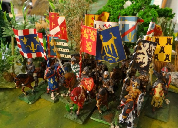 Revue de quelques médiévaux porteurs des bannières de l'armorial de saint Emilion. La colle araldite que j'utilisais à l'époque a jauni, je vais reprendre ça.