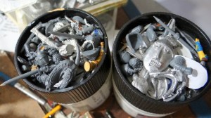 2 pots pleins de pièces détachées.