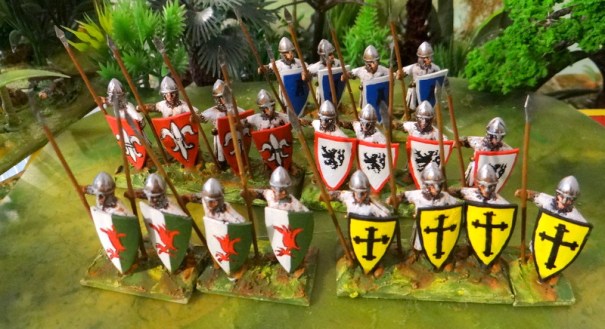 Une figurine Esssex (version fine) déclinée pour un skirmish médiéval. Les boucliers sont en feuilles de plastique découpées dans des boites de pellicules ancienne mode d'où la courbure.