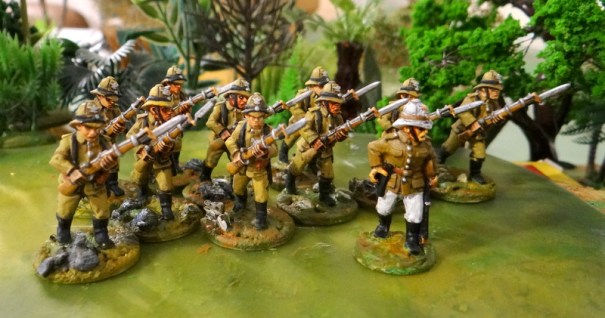 les coloniaux du major Von Tionher en tenue de brousse.