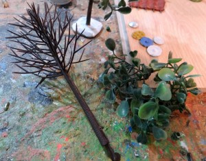 Du matériel : des troncs plastiques nus du commerce (merci Pascal) des éléments plastiques servant de déco de vitrines.