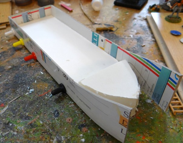 La coque : du carton plume de 5 mm et du carton de calendrier (année 97 donc bien sec !). Colle à bois de rigueur.