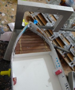 Comment refermer la proue : 2 punaises à tête et 2 serre joints. Plancher à base de couvercle de boite de chocolats.