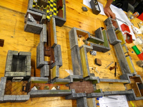 Une vue du souterrain. Les concepteurs ont eu la bonne idée de fabriquer en polystyrène des éléments de couloir et salle entièrement modulables.