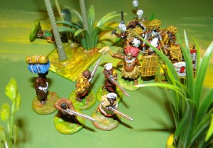 Déjà bien mal en point les Ruga sont rattrapés par le chef Oumba, ils ne s'en remettent pas. 