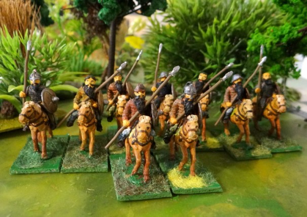 Les Lombards : équipés de longues lances à deux mains genre Kontos, la cavalerie posséde aussi un javelot de jet et une hache. Les armures sont rares, le bouclier est en bois. 