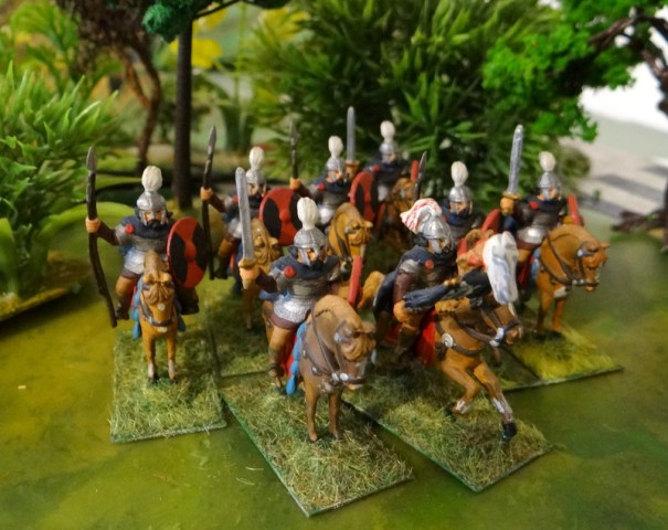 Les Visigoths : Ils apparaissent au III siècle et disparaissent dans les années 550. La branche Wisigothe émigrera vers l'Espagne via la Gaule. Les Ostrogoths sont soumis aux Huns dés les années 350. La cavalerie lourde est armée de javelines. Elle n'est pas équipée d'étriers.