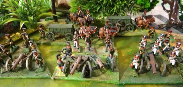 En matière de jeu, chaque artilleur représente un canon. Voici 2 batteries à pied encadrant une batterie à cheval.