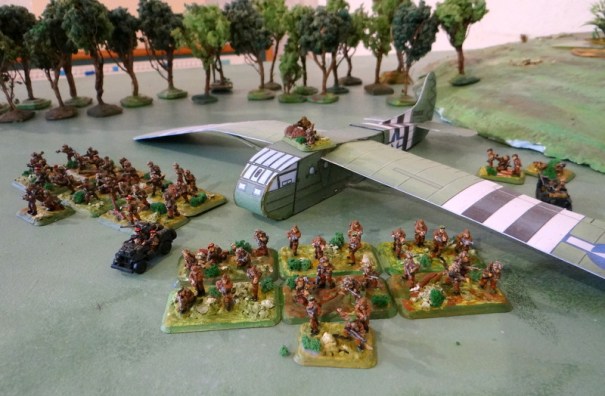 deux sticks de parachutistes anglais et un planeur américain Wacco CG-4A. qui pouvait contenir 13 hommes. 