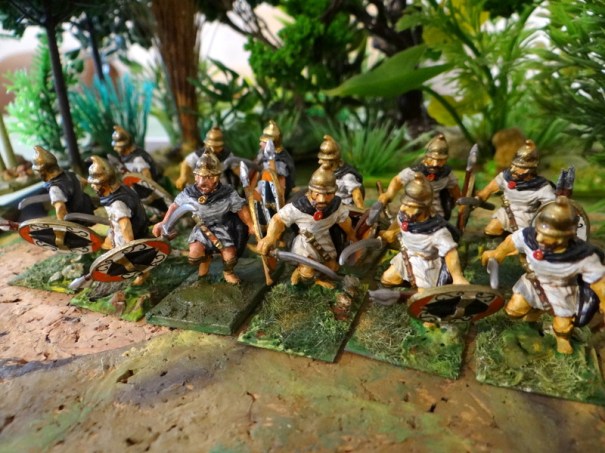 Thureophoroi Séleucides (du nom de leur bouclier). Ils sont armés de la romphaia qui obligea Trajan a équiper ses légions de bras blindés !