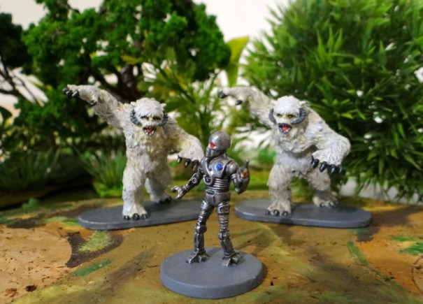 Deux sympathiques habitants de la planète Hott  et un médecin de l'empire .